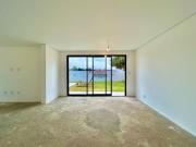 Luxuosa casa com piscina recém entregue em condomínio à...