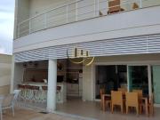 Luxuosa casa em condomínio com 3 suítes, 3 salas e 4...