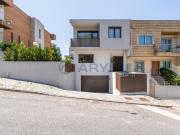 Luxuosa Moradia de Gaveto T3+1 Totalmente Mobiliada,...