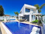 Luxuosa Moradia Isolada em Aroeira com Jardim e Segurança