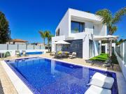 Luxuosa Moradia Isolada em Aroeira com Jardim e Segurança