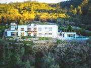 Luxuosa moradia na serra