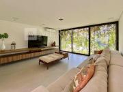 Luxuosa Residência com 5 Suítes e Jacuzzi no Jardim Acapulco