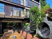 Luxuriös möbliertes Haus, großer Garten zu verkaufen...