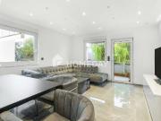 Luxuriös und komplett möbliert: Hochwertige 4 Zimmer...