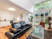 Luxuriöse 6 Zimmer Souterrainwohnung mit Terrasse und Garten