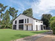 Luxuriöses Einfamilienhaus mit großem Grundstück