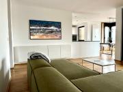 Luxurious 3.5 Room Apartment with Lake View and High...