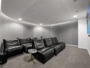 Luxurious 3 beds 2 baths apartment + 2 car parks above...