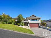 Luxurious 4 Bedroom Family Haven with Modern Living in...