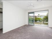 Luxurious 4 Bedroom + Study Duplex Near Broadwater