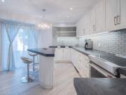 Luxurious Birch Cliff Townhouse 3 Levels, Designer...