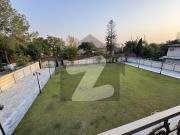 Luxurious brand new house beautiful green lawn excellent...