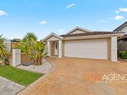 LUXURIOUS FRONT VILLA !