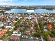 Luxurious Light Illuminated Apartment in Convenient...