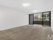 LUXURIOUS LIVING WALK TO RAIL