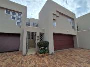 LUXURIOUS PET FRIENDLY DUPLEX BASSONIA