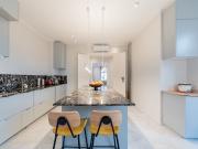 Luxurious, spacious apartment in the heart of...