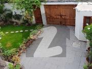 Luxurious well renovated, bungalow proper west open...
