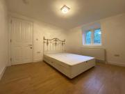 Luxury 1 Bed Flat with Parking & Shared Garden