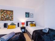 Luxury 2 bed flat perfect couples and singles!