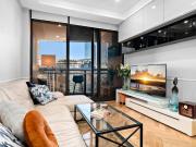 Luxury 32nd Floor Apartment with Uninterrupted City Views