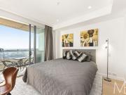 LUXURY APARTMENT WITH STUNNING SKYLINE VIEWS