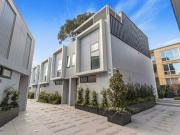 LUXURY BRAND NEW TOWNHOUSE IN TOORAK 3 BEDROOM 2...