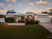 Luxury Family Entertainer with Grand Ceilings, Pool &...