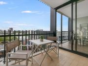 Luxury light filled 2 Bed 2 Bath 1 Car in Town Center,...