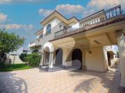 Luxury Living! 1 Kanal Beautiful Bungalow With Full...