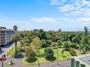 Luxury Living Opposite Treasury Gardens