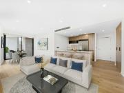 Luxury Living Steps from Petersham Station