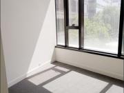 Luxury Melbourne Apartment with Rooftop Pool & Prime...