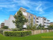 Luxury One Bedroom Apartment with Car Space in Prime...