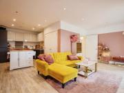 Luxury Pink 1 bed Flat 20 mins from canary wharf