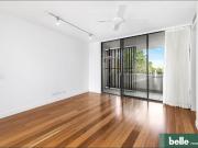 Luxury Riverfront Apartment with Iconic City Views