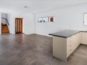 Luxury Town Home in Prestigious Hawthorne