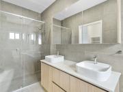 Upmarket Luxury Townhome with 3 Parking Spaces