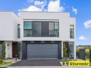 Luxury Townhouse Ready to Go!