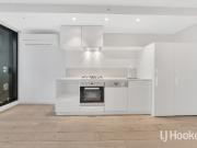 Luxury Two Bedrooms Apartment with Great Location!