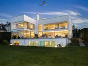 Luxusresidenz in Toplage mit privatem Seezugang