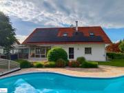 Luxusvilla mit großzügigem Garten, Pool und 3 Garagen in...