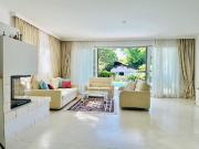 LUXUSVILLA MIT POOL