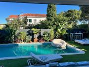 Luz, Espaço e Estilo: Uma Moradia Renovada com...