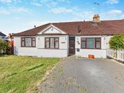 Lyndhurst Gardens, Pinner HA5, 3 bed bungalow to rent,...