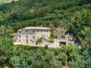 Maestosa residenza del Xv secolo tra le colline umbre...