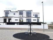 Magnfica Moradia T4 geminada em construo
