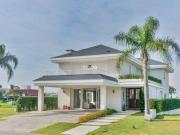 MAGNÍFICA casa com 4 suítes para locação no Ponta da...