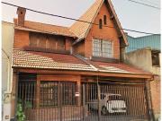 Magnifica casa en venta de 5 ambientes con cochera en...